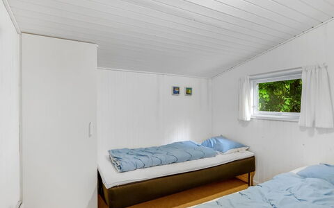 Fergie - 400M from the Sea: Hout, Slaapkamer, Interieur Ontwerp, Plafond, Verdieping, Flooring, Bed, Huis, Bed Frame, Kamer