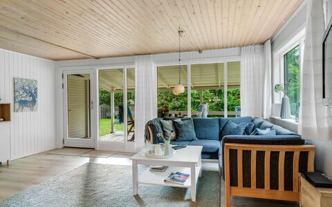 Fergie - 400M from the Sea: Interieur Ontwerp, Flooring, Hout, Verdieping, Meubilair, Plafond, Houten Vloer, Huis, Woonkamer, Bankstel