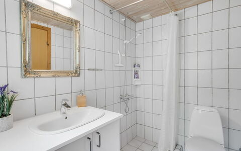 Fergie - 400M from the Sea: Loodgieterswerkinrichting, Flooring, Badkamer, Verdieping, Wastafel In De Badkamer, Interieur Ontwerp, Wastafel, Loodgieter, Kraan, Kamer