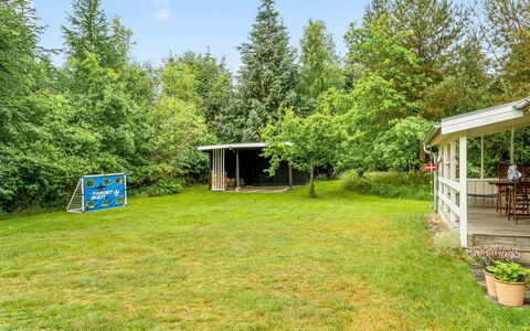 Fergie - 400M from the Sea: Gras, Boom, Struik, Tuin, Land Lot, Gazon, Groundcover, Schaduw, Weide, Backyard