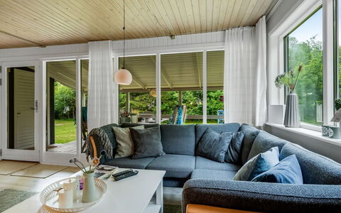 Fergie - 400M from the Sea: Meubilair, Interieur Ontwerp, Bankstel, Flooring, Hout, Verdieping, Plafond, Woonkamer, Huis, Verlichting