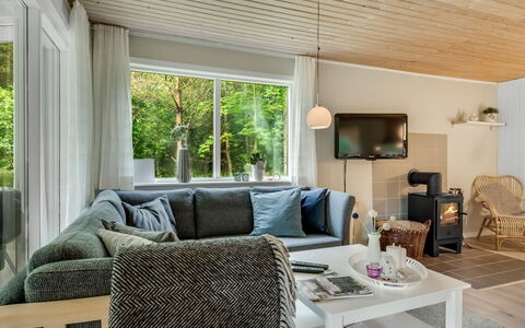 Fergie - 400M from the Sea: Meubilair, Interieur Ontwerp, Bankstel, Flooring, Hout, Woonkamer, Verdieping, Plafond, Kamer, Huis