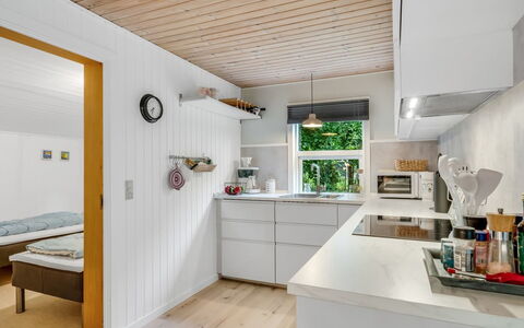 Fergie - 400M from the Sea: Keuken, Flooring, Interieur Ontwerp, Countertop, Toestel Van De Keuken, Hout, Plafond, Verdieping, Meubilair, Major Appliance