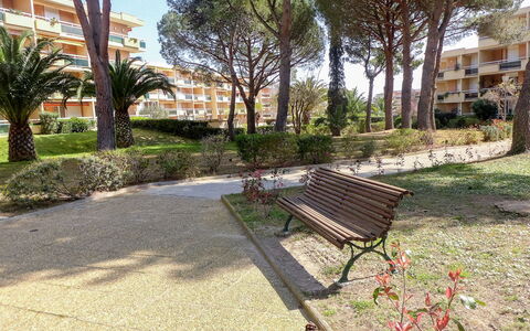 Bormes-Les-Mimosas 200: Appartement, Condominium, Tuin, Schaduw, Gang, Landscaping, Gazon, Werf, Openluchtbank