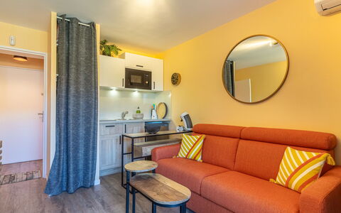 Bormes-Les-Mimosas 200: Meubilair, Eigendom, Spiegel, Bankstel, Gebouw, Azure, Tafel, Comfort, Interieur Ontwerp, Hout
