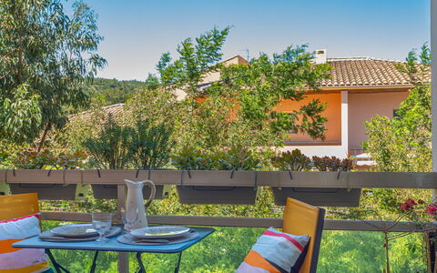 Bormes-Les-Mimosas 200: Lucht, Fabriek, Eigendom, Meubilair, Plantengemeenschap, Plantkunde, Natuur, Azure, Tafel, Stoel