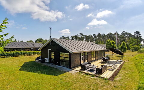 Veiko - 1.2Km from the Sea: Hout, Huis, Veranda, Dek, Hardwood, Dak, Beits, Houten Vloer, Eco Hotel
