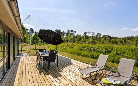 Veiko - 1.2Km from the Sea: Hout, Huis, Veranda, Dek, Hardwood, Dak, Beits, Houten Vloer, Eco Hotel