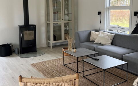 Veiko - 1.2Km from the Sea: Hout, Huis, Veranda, Dek, Hardwood, Dak, Beits, Houten Vloer, Eco Hotel