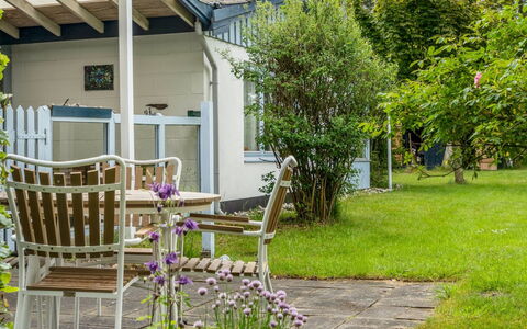 Lenard - 400M from the Sea: Tuin, Struik, Huis, Huis, Verblijf, Schaduw, Gazon, Backyard, Veranda