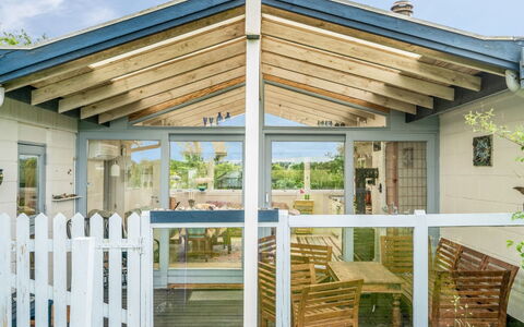 Lenard - 400M from the Sea: Hout, Deur, Huis, Veranda, Verblijf, Dek, Schaduw, Siding, Outdoor Structuur, Stoel