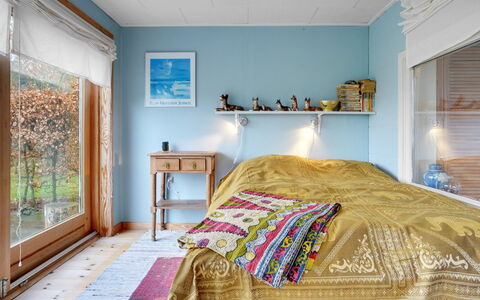 Lenard - 400M from the Sea: Meubilair, Interieur Ontwerp, Bed, Slaapkamer, Bedding, Laken, Muur, Verdieping, Hout, Flooring