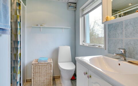 Lenard - 400M from the Sea: Loodgieterswerkinrichting, Badkamer, Flooring, Interieur Ontwerp, Verdieping, Wastafel In De Badkamer, Wastafel, Toilet, Kraan, Badkamerkast