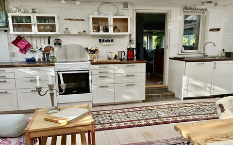 Lenard - 400M from the Sea: Meubilair, Keuken, Flooring, Interieur Ontwerp, Cabinetry, Toestel Van De Keuken, Countertop, Verdieping, Hout, Major Appliance