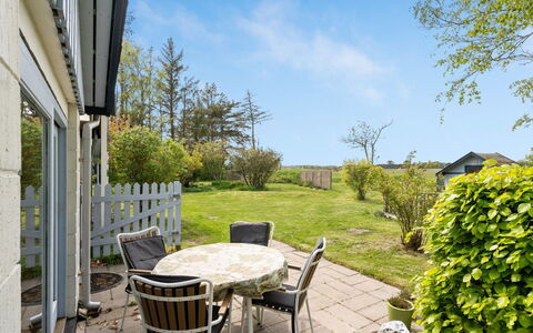 Lenard - 400M from the Sea: Gras, Struik, Land Lot, Tuin, Gazon, Groundcover, Verblijf, Schaduw, Landscaping