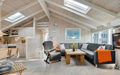 Peter - 400M from the Sea: Hout, Plafond, Meubilair, Interieur Ontwerp, Huis, Woonkamer, Houten Vloer, Kamer, Verblijf, Hardwood