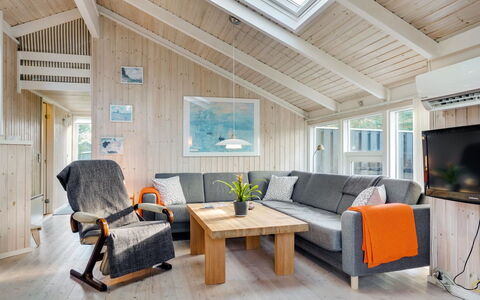 Peter - 400M from the Sea: Hout, Plafond, Meubilair, Huis, Interieur Ontwerp, Woonkamer, Verblijf, Kamer, Houten Vloer, Hardwood