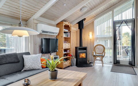 Peter - 400M from the Sea: Hout, Huis, Huis, Meubilair, Plafond, Verblijf, Interieur Ontwerp, Hardwood, Deur, Woonkamer