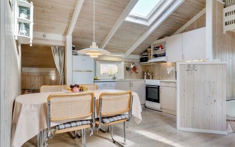 Peter - 400M from the Sea: Meubilair, Hout, Interieur Ontwerp, Plafond, Keuken, Huis, Flooring, Verdieping, Kamer, Verlichting