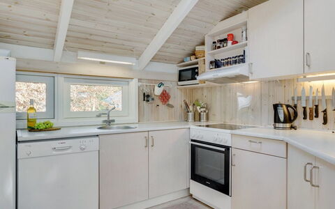 Peter - 400M from the Sea: Hout, Keuken, Major Appliance, Countertop, Interieur Ontwerp, Plafond, Toestel Van De Keuken, Huis, Cabinetry, Flooring
