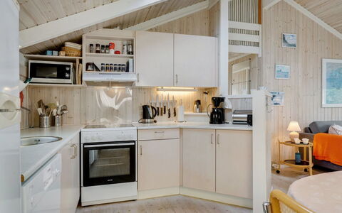 Peter - 400M from the Sea: Keuken, Hout, Interieur Ontwerp, Plafond, Meubilair, Major Appliance, Flooring, Kamer, Countertop, Verlichting