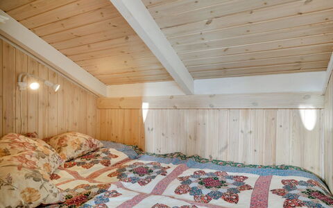 Peter - 400M from the Sea: Hout, Interieur Ontwerp, Plafond, Slaapkamer, Verdieping, Flooring, Kamer, Meubilair, Bed, Linens