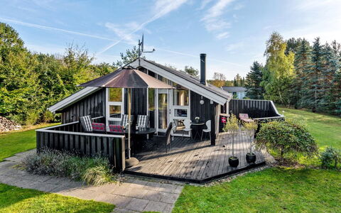 Peter - 400M from the Sea: Dak, Hout, Huis, Huis, Architectuur, Verblijf, Tuin, Veranda, Siding, Schaduw