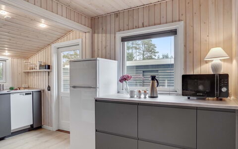 Sissa - 1.5Km from the Sea: Hout, Toestel Van De Keuken, Major Appliance, Keuken, Flooring, Huishoudapparatuur, Countertop, Interieur Ontwerp, Verdieping, Huis