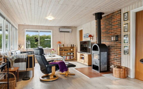 Sissa - 1.5Km from the Sea: Interieur Ontwerp, Flooring, Meubilair, Hout, Verdieping, Plafond, Woonkamer, Kamer, Houten Vloer, Bankstel