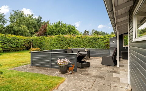Sissa - 1.5Km from the Sea: Tuin, Huis, Siding, Backyard, Groundcover, Schaduw, Werf, Landscaping, Buitenmeubels, Gazon