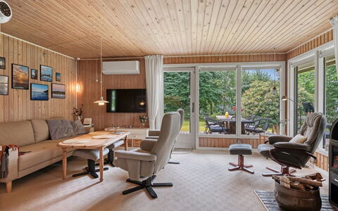 Farthin - 800M from the Sea: Meubilair, Interieur Ontwerp, Flooring, Hout, Plafond, Verdieping, Stoel, Woonkamer, Bankstel, Lichte Inrichting