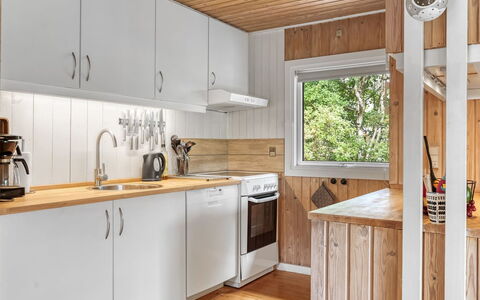 Farthin - 800M from the Sea: Hout, Keuken, Flooring, Toestel Van De Keuken, Countertop, Interieur Ontwerp, Major Appliance, Kamer, Verdieping, Plafond
