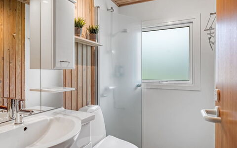 Farthin - 800M from the Sea: Interieur Ontwerp, Flooring, Muur, Loodgieterswerkinrichting, Hout, Wastafel, Verdieping, Plafond, Wastafel In De Badkamer, Badkamer