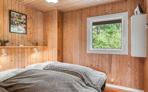 Farthin - 800M from the Sea: Slaapkamer, Hout, Bed, Interieur Ontwerp, Laken, Bedding, Plafond, Flooring, Verdieping, Huis