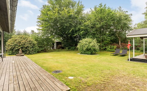 Farthin - 800M from the Sea: Struik, Tuin, Land Lot, Gazon, Groundcover, Verblijf, Schaduw, Backyard, Landscaping, Werf