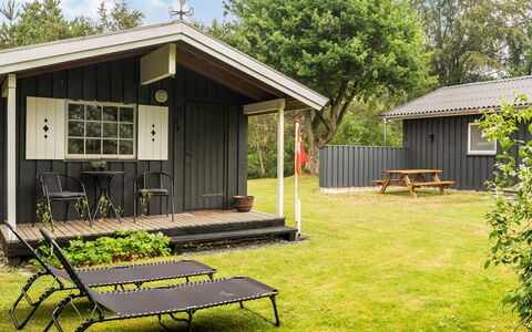 Farthin - 800M from the Sea: Verblijf, Gazon, Tuin, Garden Gebouwen, Backyard, Werf, Schuur, Schaduw, Siding, Hardwood