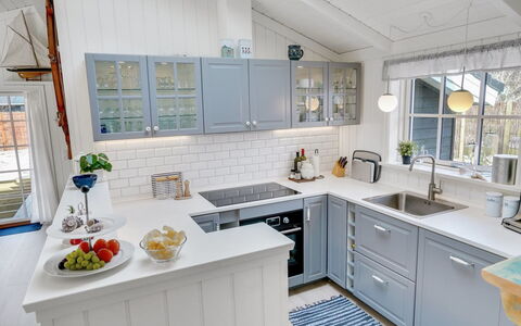 Fido - 300M from the Sea: Keuken, Countertop, Toestel Van De Keuken, Cabinetry, Interieur Ontwerp, Meubilair, Major Appliance, Gootsteen, Flooring, Wastafel