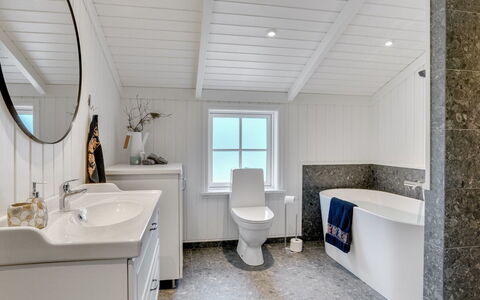 Fido - 300M from the Sea: Loodgieterswerkinrichting, Flooring, Interieur Ontwerp, Verdieping, Plafond, Badkamer, Kraan, Loodgieter, Wastafel, Badkamerkast
