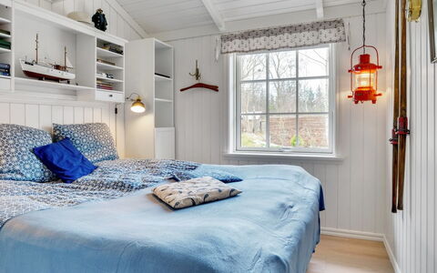 Fido - 300M from the Sea: Slaapkamer, Bed, Interieur Ontwerp, Hout, Meubilair, Plafond, Bedding, Laken, Linens, Kamer