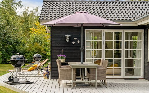 Fido - 300M from the Sea: Meubilair, Buitenmeubels, Stoel, Bloempot, Huis, Tuin, Buitentafel, Deur, Patio, Paraplu