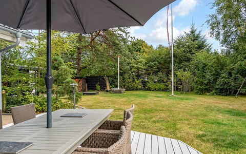 Fido - 300M from the Sea: Buitenmeubels, Meubilair, Paraplu, Stoel, Buitentafel, Schaduw, Tuin, Dek, Veranda, Keuken En Eettafel
