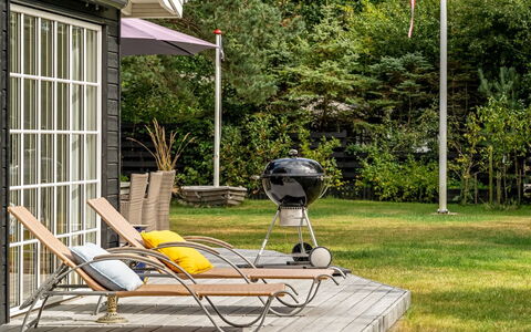 Fido - 300M from the Sea: Buitenmeubels, Meubilair, Tuin, Stoel, Gazon, Schaduw, Patio, Ligstoel, Werf, Landscaping