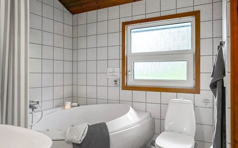 Jaakob - 4Km from the Sea: Loodgieterswerkinrichting, Interieur Ontwerp, Flooring, Badkamer, Plafond, Verdieping, Loodgieter, Kraan, Kamer, Wastafel