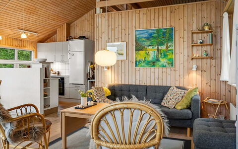 Jaakob - 4Km from the Sea: Hout, Meubilair, Interieur Ontwerp, Plafond, Huis, Flooring, Verdieping, Woonkamer, Stoel, Beits
