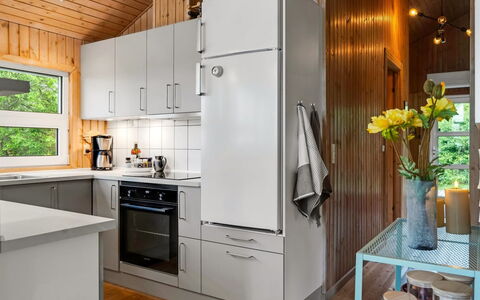 Jaakob - 4Km from the Sea: Toestel Van De Keuken, Keuken, Major Appliance, Countertop, Huishoudapparatuur, Flooring, Cabinetry, Hout, Interieur Ontwerp, Koelkast