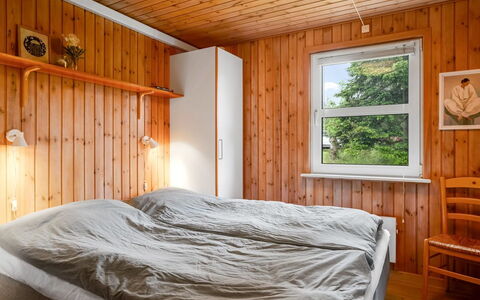 Jaakob - 4Km from the Sea: Slaapkamer, Muur, Bed, Hout, Interieur Ontwerp, Flooring, Laken, Verdieping, Bedding, Meubilair
