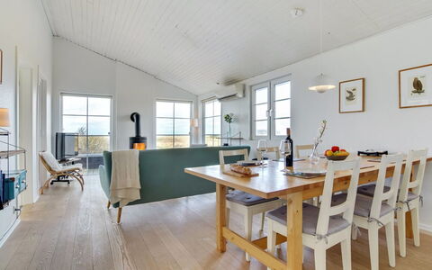 Zaharinka - 300M from the Sea: Huis, Woongebied, Huis, Verblijf, Dak, Land Lot, Siding, Tuin, Landgoed, Gazon