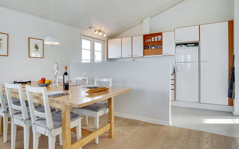 Zaharinka - 300M from the Sea: Huis, Woongebied, Huis, Verblijf, Dak, Land Lot, Siding, Tuin, Landgoed, Gazon