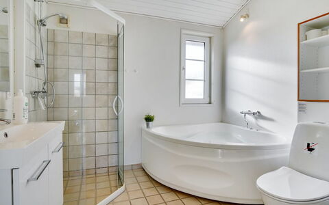 Zaharinka - 300M from the Sea: Huis, Woongebied, Huis, Verblijf, Dak, Land Lot, Siding, Tuin, Landgoed, Gazon