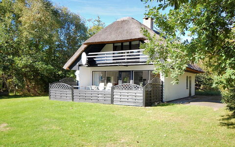 Rigitte - 1.5Km from the Sea: Verblijf, Dak, Thatching, Schaduw, Hut, Boerderij, Outdoor Structuur, Hek